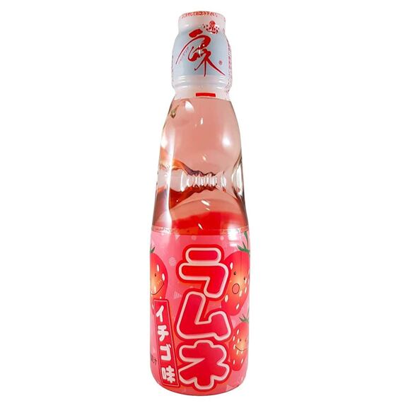 Japonská skleněná láhev s nápojem ramune s jahodovou příchutí, označená obrázky usmívajících se jahod a japonskými znaky.