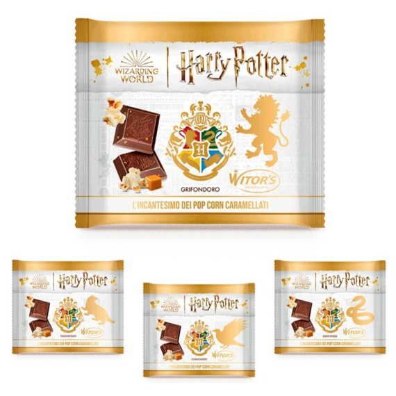 Sada čtyř balení čokolády s karamelovým popcornem s logem Harryho Pottera a znaky čtyř kolejních erbů z Bradavic: Nebelvír, Zmijozel, Havraspár a Mrzimor.