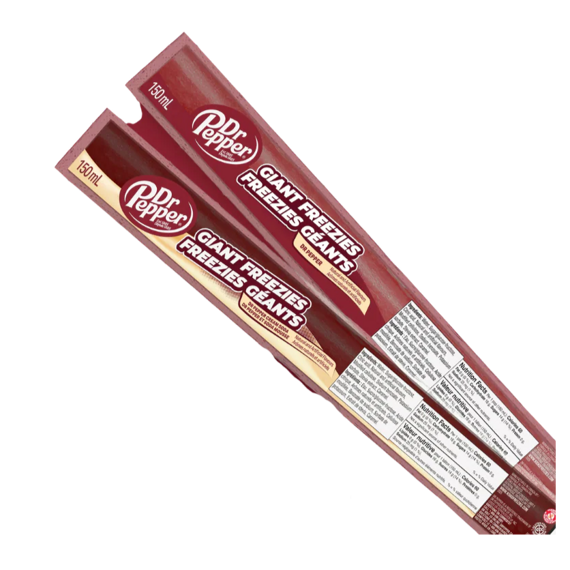Dva balíčky mražených nápojů Dr Pepper s označením Giant Freezies o objemu 150 ml, obsahující mražený sirup s příchutí Dr Pepper, s výživovými údaji na zadní straně.