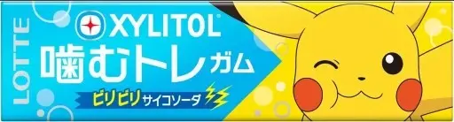 Balíček cukrové žvýkačky s obsahem xylitolu, doplněný obrázkem Pikachu, známé postavy z Pokémonů, který mrká a usmívá se. hmotnost 26 g