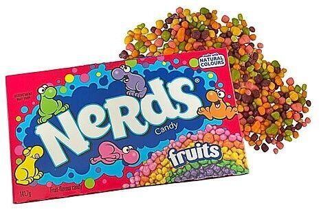 Balení ovocných bonbónů Nerds s rozlitými malými barevnými bonbóny ve tvaru nerovných zrníček.