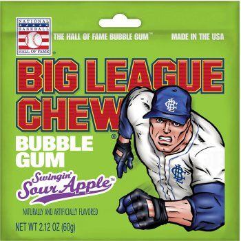 Krabička žvýkaček Big League Chew s motivem baseballového hráče v modrém dresu připraveného k hodu, s nápisem "Bubble Gum" a příchutí kyselého jablka". Hmotnost 60 g