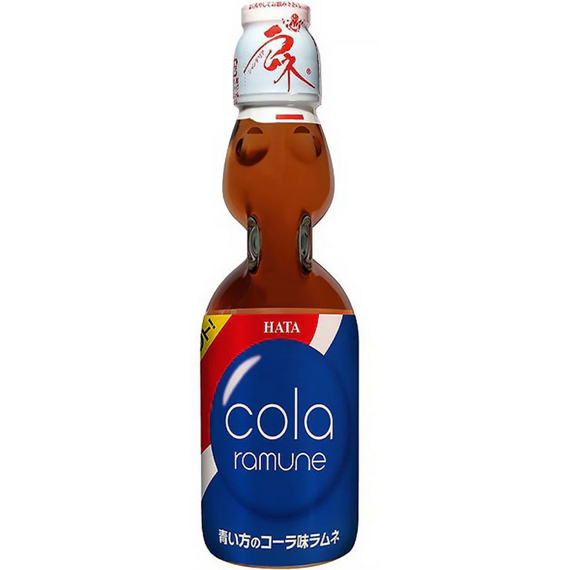Lahvička s japonským nápojem Ramune s příchutí koly, charakteristická unikátním tvarem se skleněnou kuličkou v úzké části hrdla.